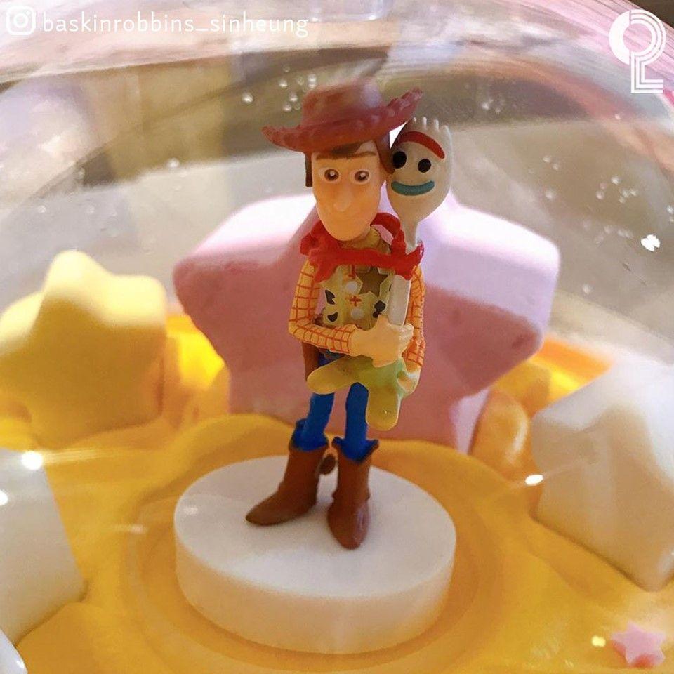 玩具总动员4主题蛋糕上的胡迪和叉奇人物特写，来自Baskin Robbins的创新甜品。